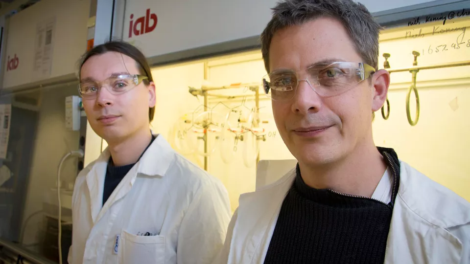 Två män i ett laboratorium. Foto.