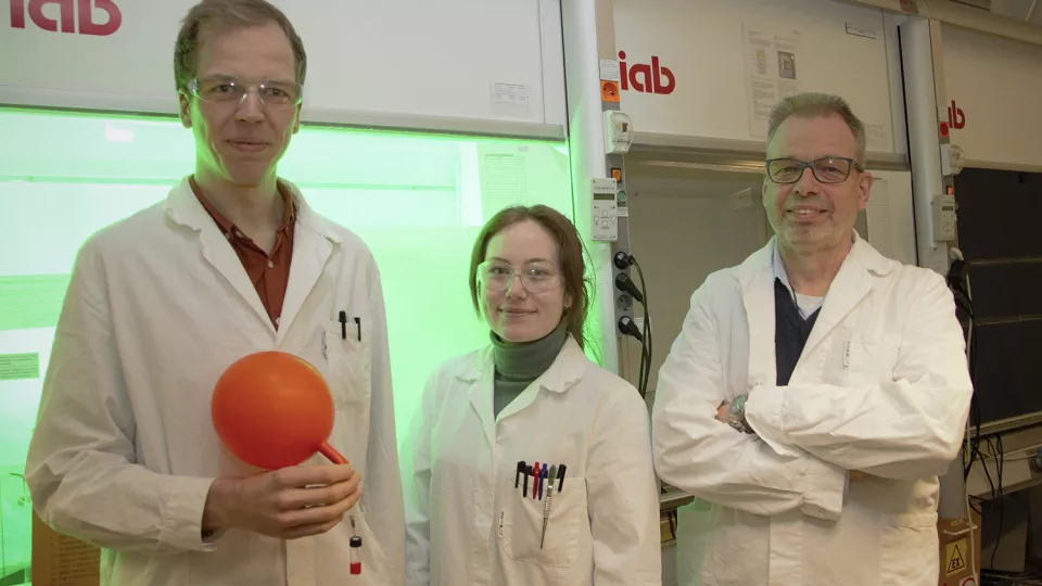 Tre forskare i ett laboratorium. Foto.
