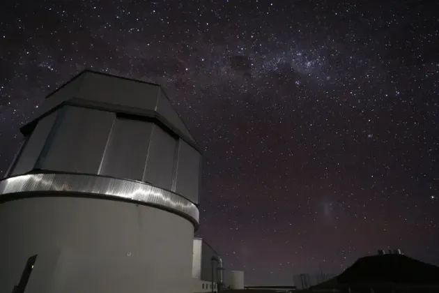 Teleskopet mot natthimmel.