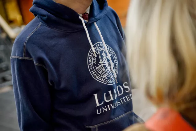 Person med Lunds universitet-tröja. Foto.