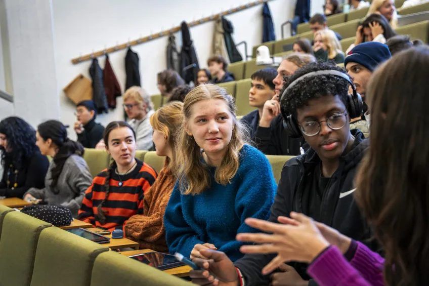 Studenter i föreläsningssal. Foto.