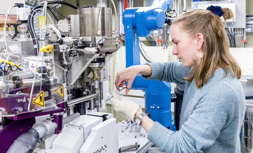 Kvinna hanterar forskningsutrustning i ett laboratorium. Foto: Uwe Müller.